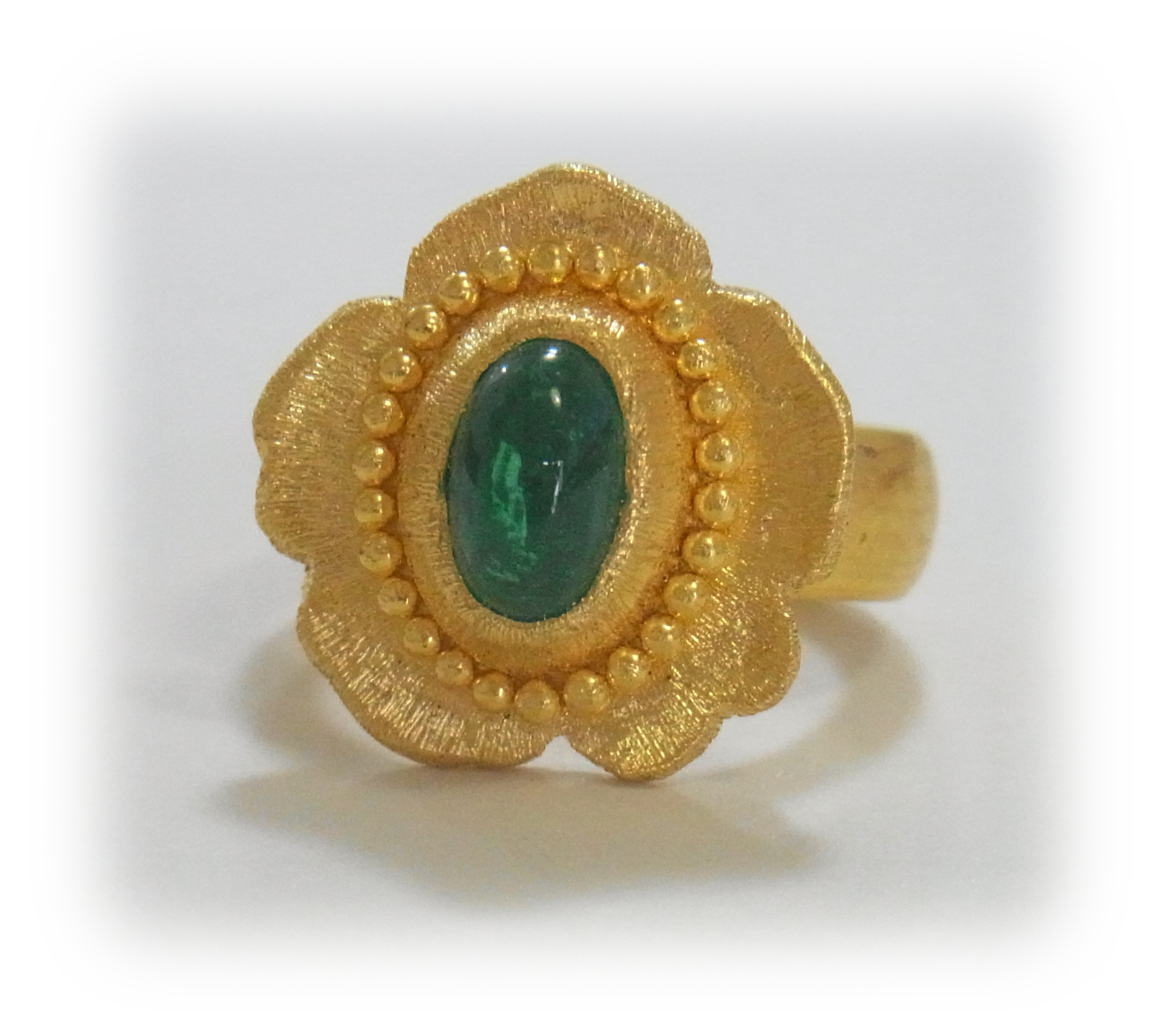 Gold ring with a cabochon-cut emerald; granulation decoration along the bezel rim (front view 1)