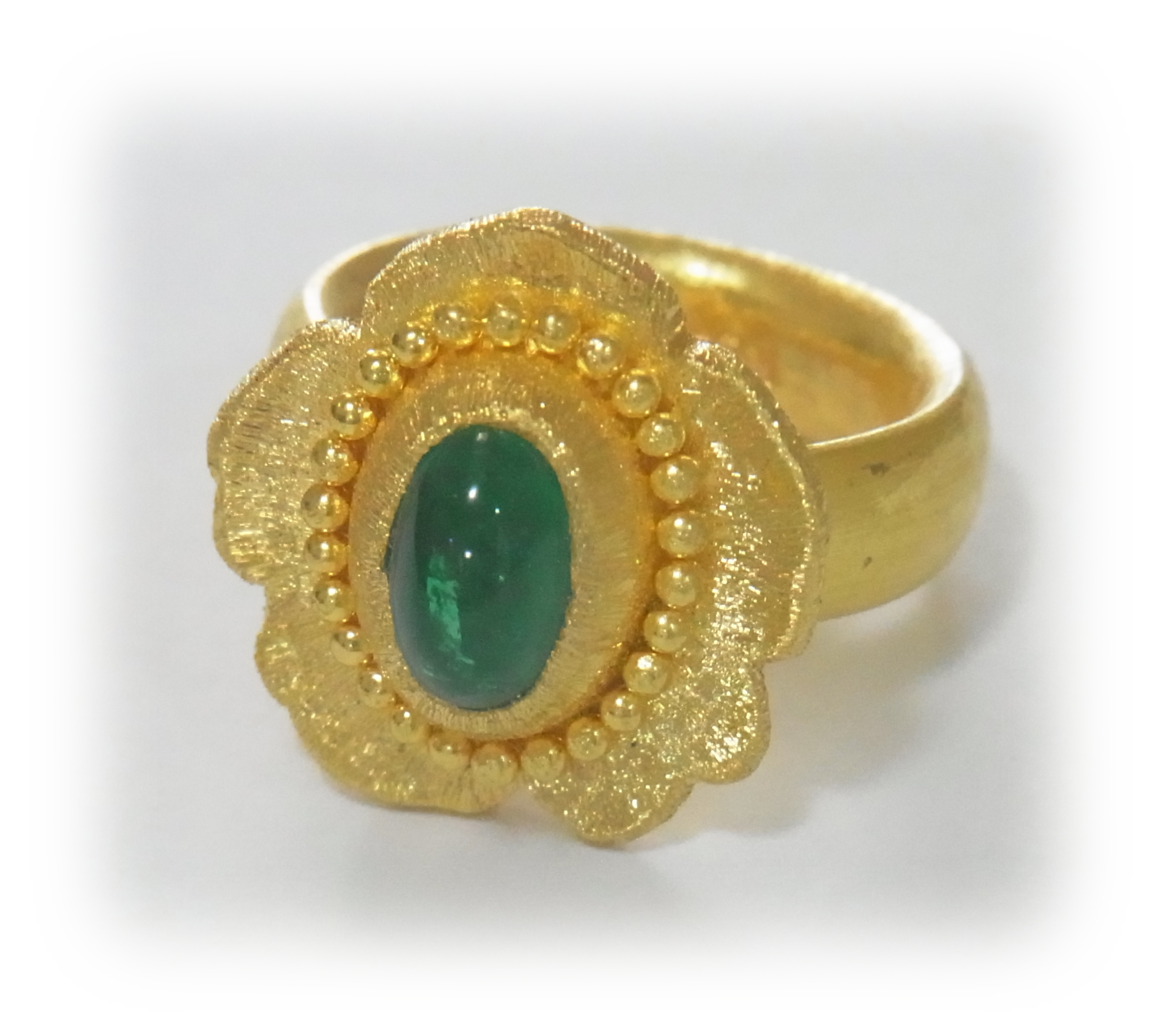 Gold ring with a cabochon-cut emerald; granulation decoration on the bezel rim (Front view 2)