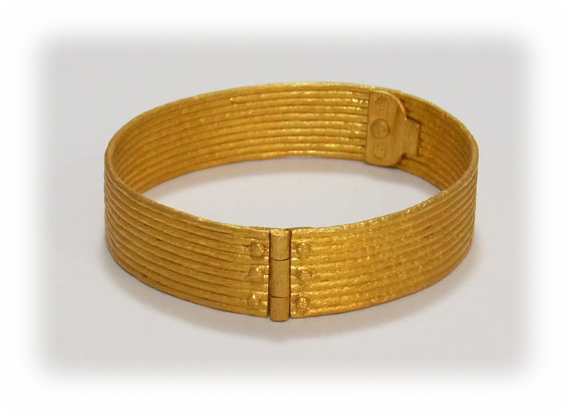 Gold wire Bracelet (closed)